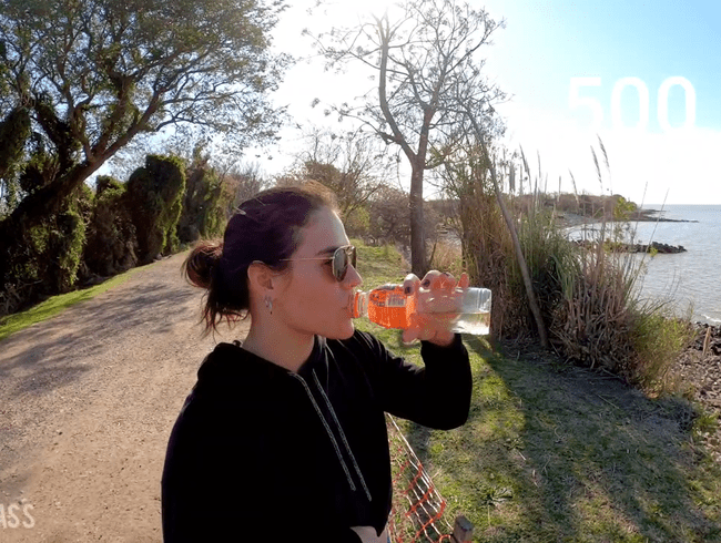 Pisse in der Öffentlichkeit trinken, aus einer Flasche über 1 Liter, sehr gelber und starker Natursekt !!! selten sehr selten!!!