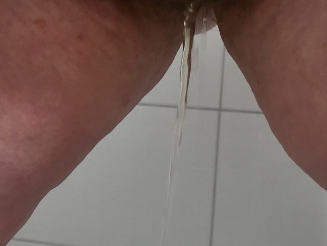 BBW PISST IN DIE DUSCHE