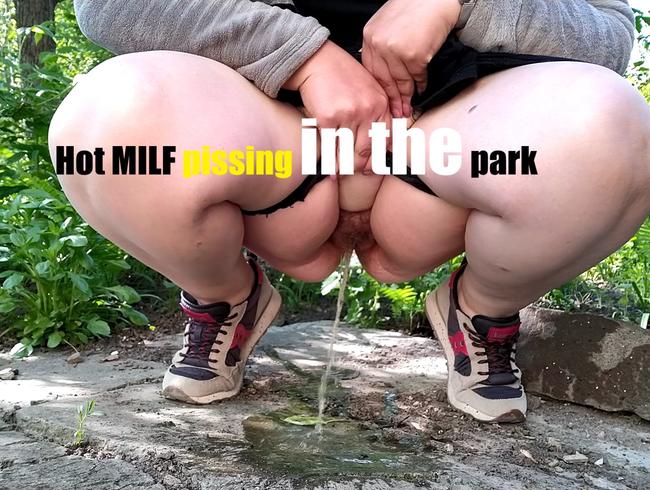 Heiße MILF pisst draußen im Park