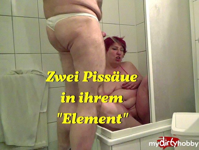 Zwei Pissäue in ihrem Element