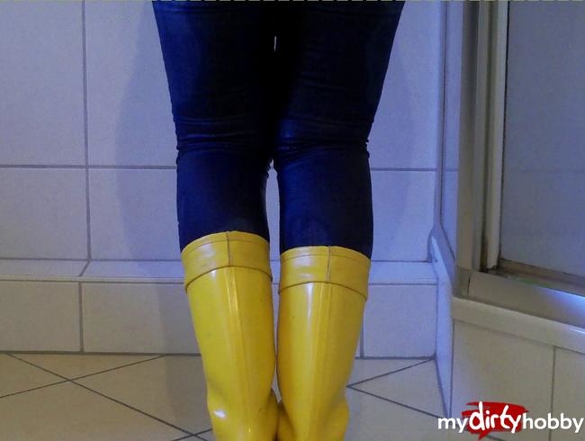 Pippi nur in Gummistiefeln und Jeans