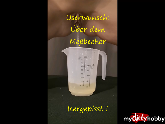 Userwunsch - Ich pisse mich über einem Meßbecher leer