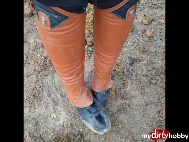 Vor dem Ausritt schnell mal pinkeln in Reithose und Reitstiefel