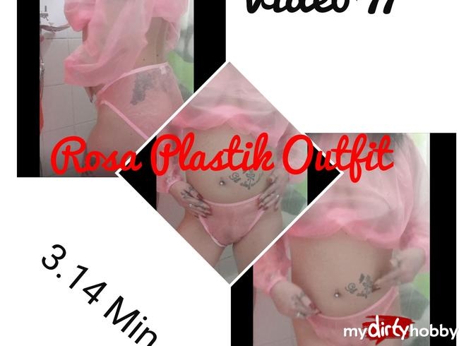 Im rosa Plastik Outfit