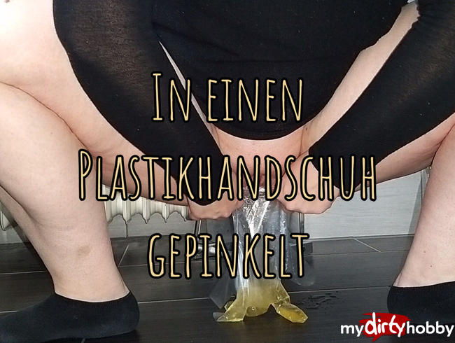 In einen Plastikhandschuh gepinkelt