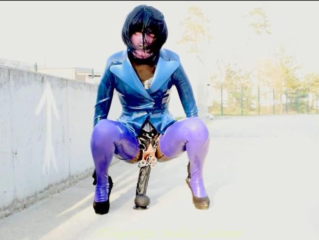 Latex Pierced Doll im Catsuit, Strümpfe Jacke Masturbation Riesiger Dildo & Pee in der Stadt P2