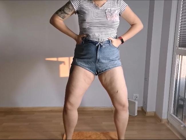 Stehende Pisse in Jeansshorts